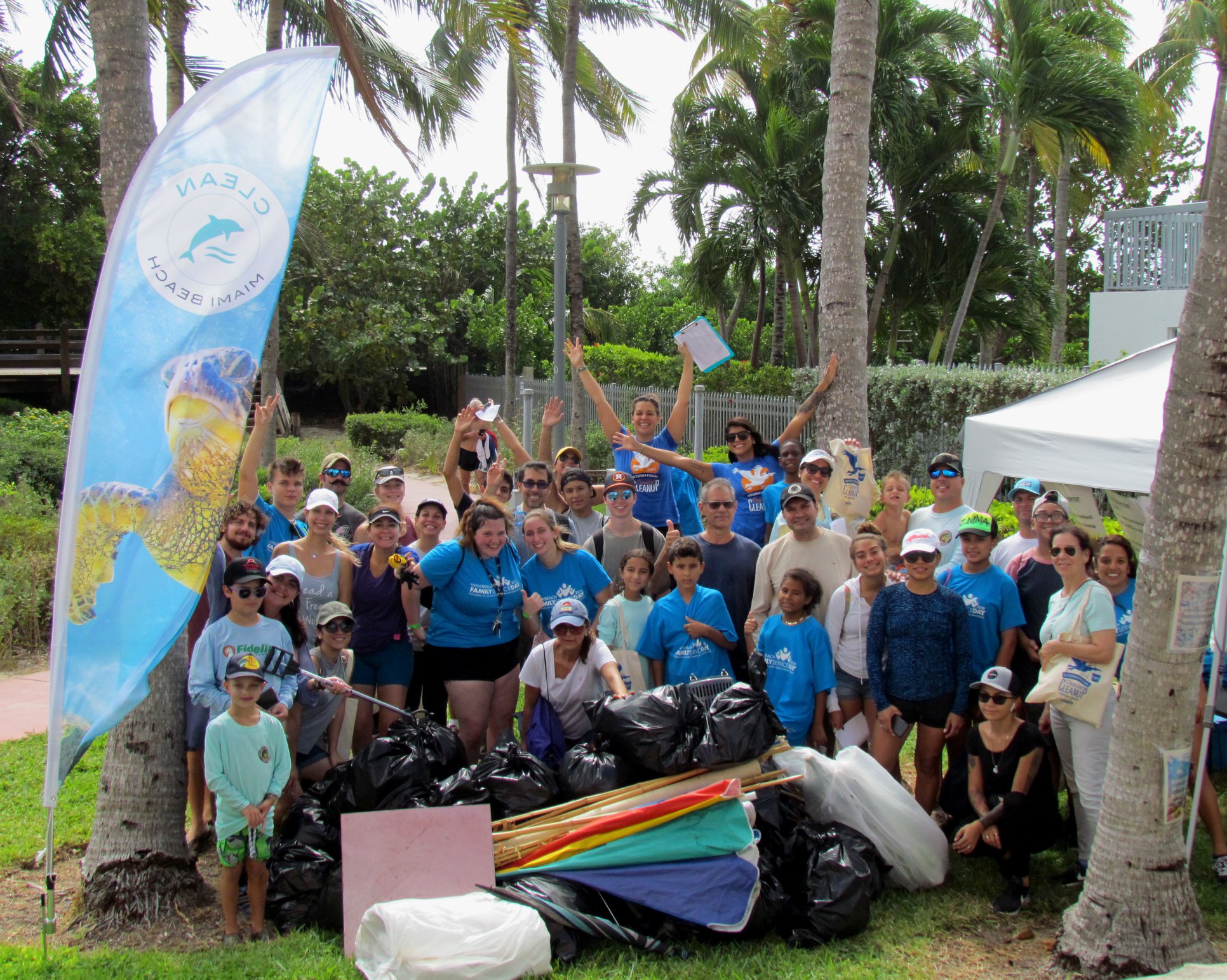 Petland Pembroke Pines picture of volunteers and Petland team members at Miami Beach Clean Up event.